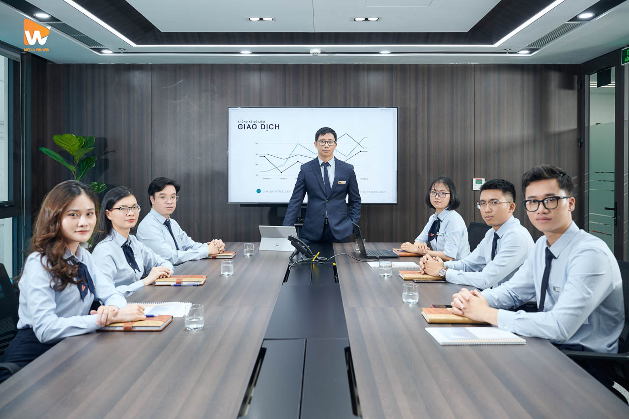 Buổi đào tạo nội bộ trong phòng họp VFS Securities